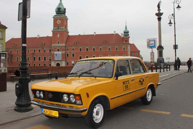 Coche antiguo en el centro histórico de Varsovia